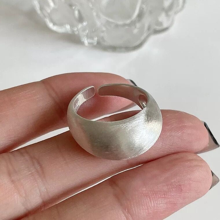 Minimalistischer gebürsteter Sterlingsilber-Ring