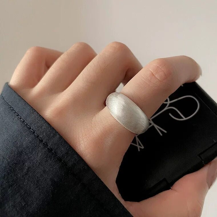 Minimalistischer gebürsteter Sterlingsilber-Ring