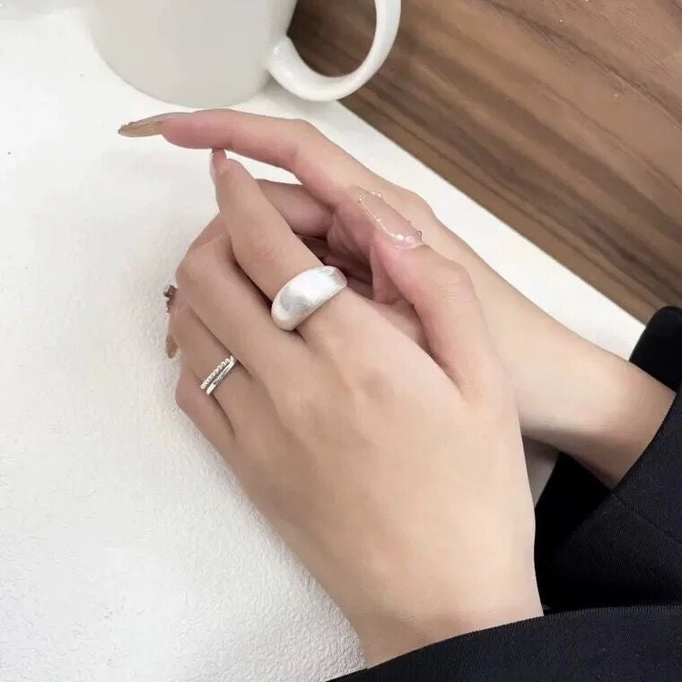 Minimalistischer gebürsteter Sterlingsilber-Ring