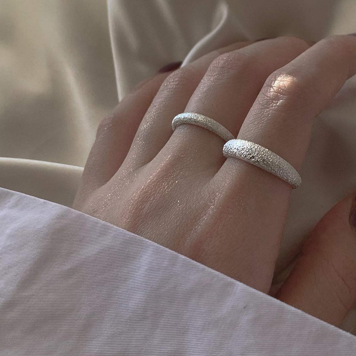 Matte Silberring mit schimmerndem Glanz